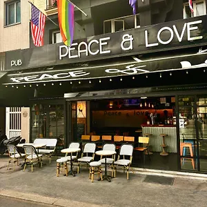 https://peace-love-hostel.fr-paris.fr