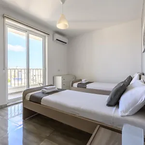 https://f93-habitacion-2-camas-sencillas-bano-compartido.hotelssaintjulians.com